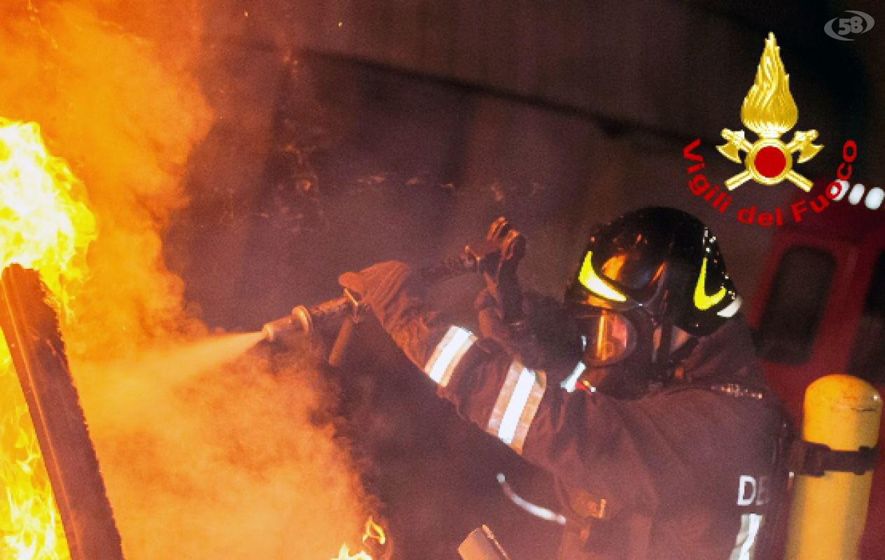 vigili del fuoco/incendio auto (vigili del fuoco) vigili del fuoco/incendio auto (vigili del fuoco)