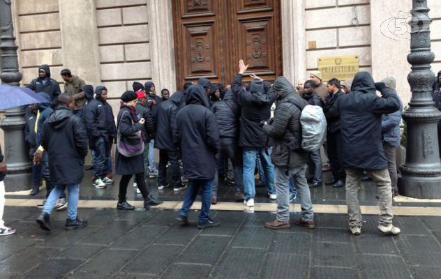 Protesta immigrati di Monteforte, il sindacato di Polizia attacca: ''Soldi e cibo sottratti agli italiani''