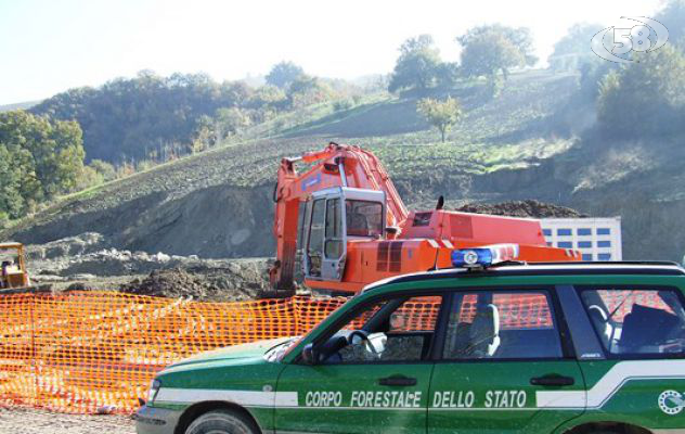 Montecalvo, la Forestale sequestra mezzi usati per ghiaia dal fiume