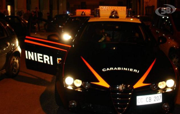 Frigento, uomo seminudo minaccia i carabinieri con un coltello