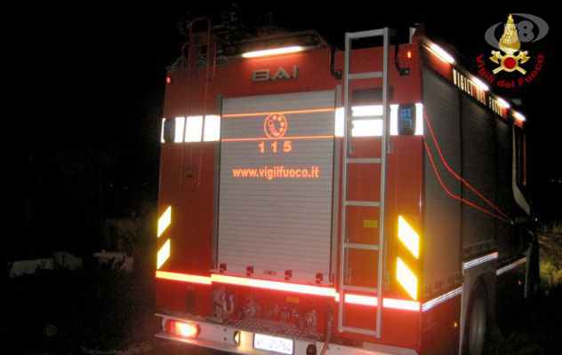 Avellino, incendio nella notte in via Fontanatetta: caschi rossi in azione