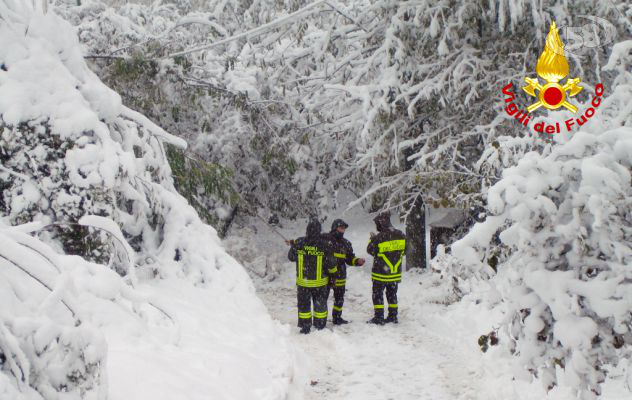 Neve, Vigili del Fuoco instancabili: decine di interventi