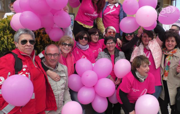 Palloncini rosa contro il cancro al seno. Ariano per la prevenzione/VIDEO