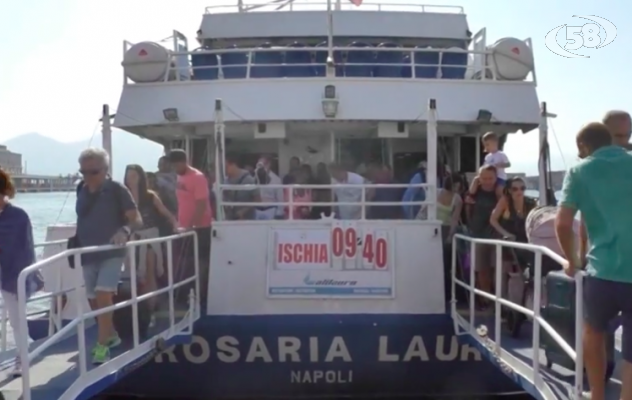 Ischia, fuga dall'isola: folla di turisti al molo Beverello /VIDEO