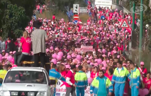 Un fiume rosa contro il cancro: migliaia in marcia / VIDEO