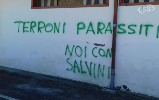 Scritte contro ''negri e terroni'', ''Noi con Salvini'' si dissocia