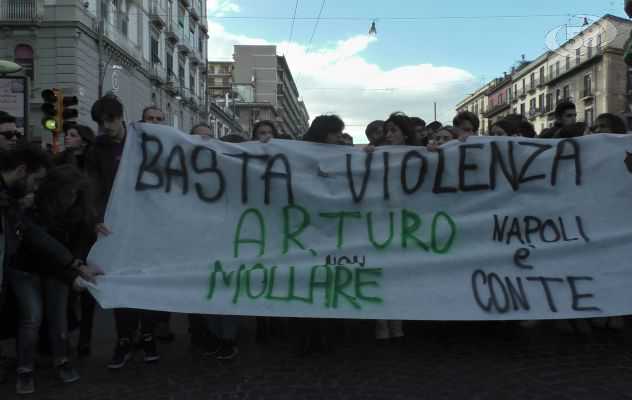 Adolescente accoltellato, Napoli in piazza al fianco di Arturo /VIDEO