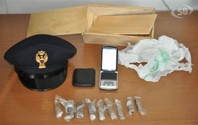 110 grammi di hashish nel doppio fondo di un cassetto: arrestato quarantaduenne
