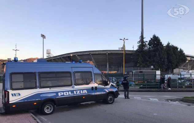  Benevento – Crotone, la Polizia individua l'autore del lancio di un petardo