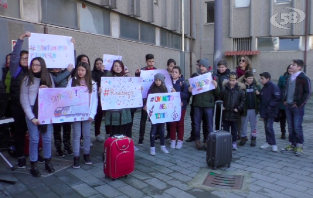 Un flash mob per salvare la scuola di Borgo Ferrovia /VIDEO