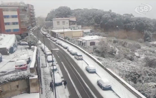 Anche Napoli si risveglia sotto la neve /VIDEO