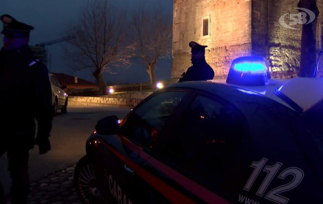 Trova ladri in casa e chiama i carabinieri: denunciati in tre
