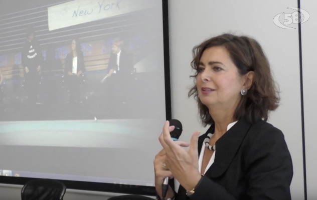 «Forza ragazze, al lavoro»: tappa a Napoli per il tour della Boldrini