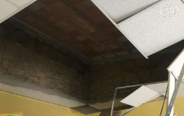 Crolla il soffitto di una scuola, tragedia sfiorata