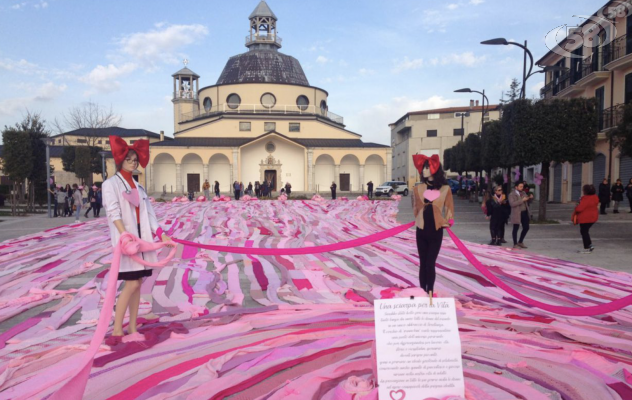 La mega sciarpa rosa nel cuore del Tricolle: l'iniziativa dell'Amdos