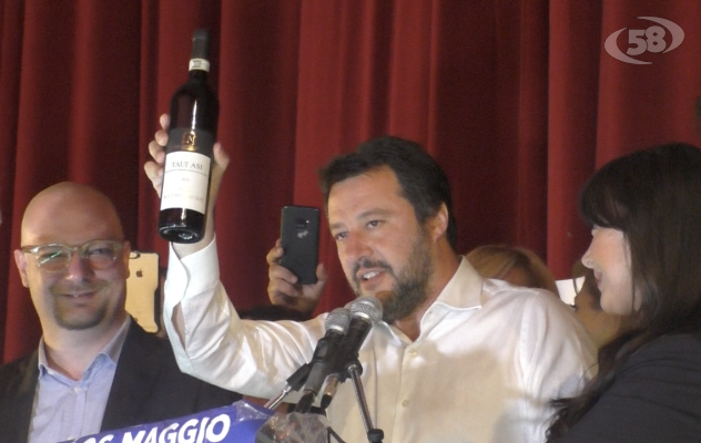 Salvini show in Irpinia tra selfie, Taurasi, felpe e baci ai contestatori: il racconto/VIDEO