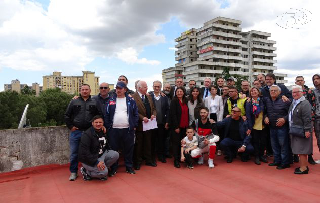 Sei mesi per vedere demolita la Vela verde di Scampia: il comitato festeggia