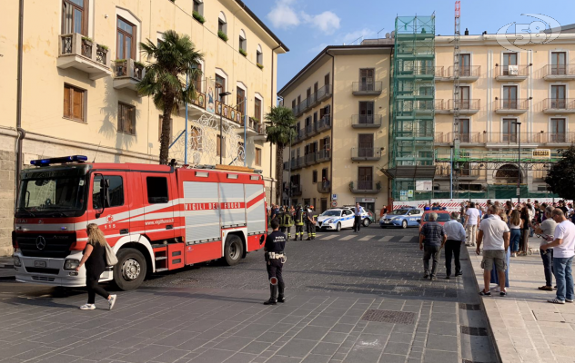 Avellino sotto shock: ordigno al Palazzo Vescovile, ci sono feriti