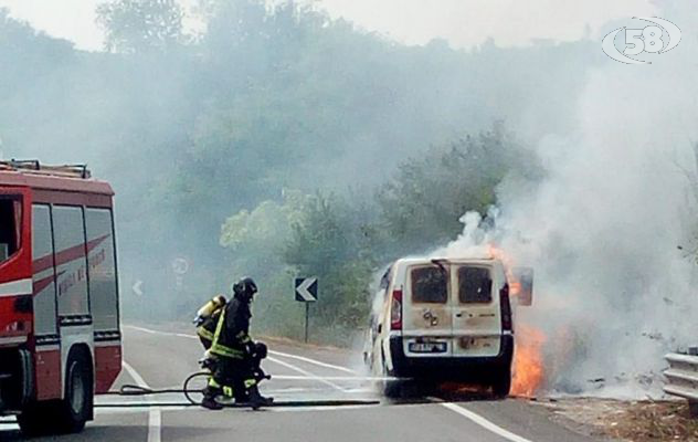 Furgone avvolto dalle fiamme, paura per il conducente e automobilisti in transito