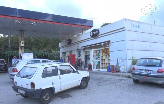 Auto contro distributore di benzina: scene da film ad Avellino