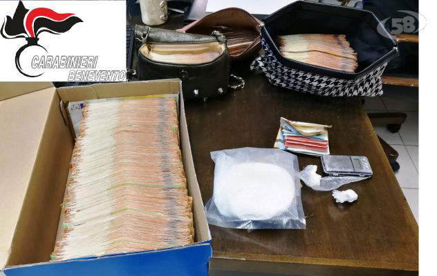 Scovata centrale di spaccio, sequestrata cocaina e 160mila euro: blitz dell'Arma