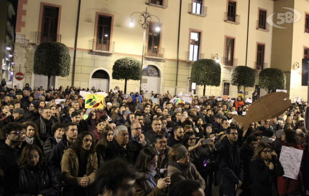 Sardine irpine in piazza ''contro l'odio che cresce'' /VIDEO