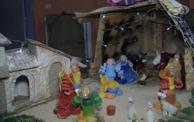Natale nella scuola ''Mancini'', presepe vivente e mostra di presepi riciclati