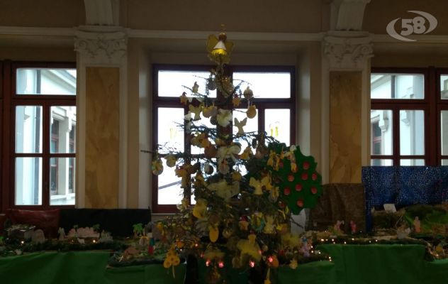 Sturno, un albero di Natale “in giallo” per dire NO al bullismo