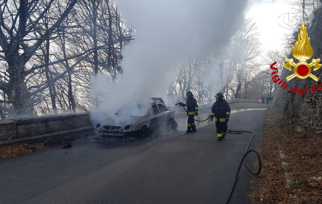Auto a fuoco lungo la strada che porta Montevergine