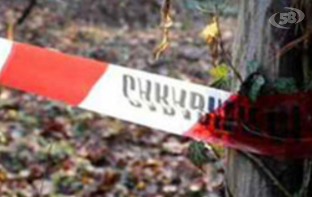 Cadavere ritrovato in un bosco: al lavoro per risalire alla identità della vittima