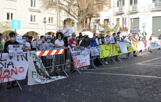 L'altra piazza, il comitato ''Ariano non si lega'' contesta Salvini /VIDEO