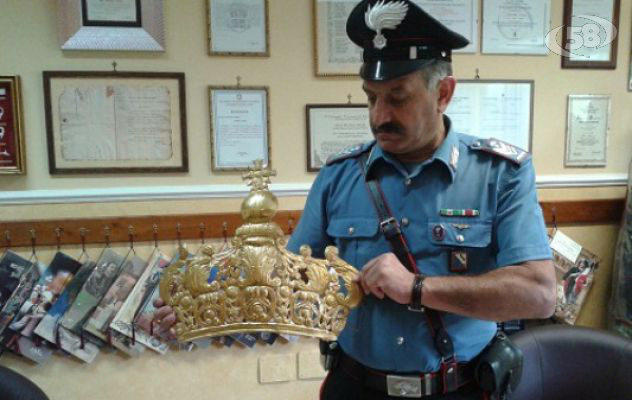 Montoro, ruba la corona della Madonna e la nasconde nel materasso: 34enne in arresto