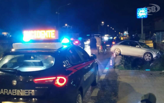 Scontro tra auto, Mercedes fuori strada: ferito trasportato in ospedale