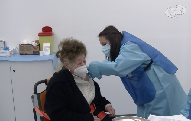Vaccini, Avellino parte. Giovanna, 101 anni: ''Sono contenta, grazie''