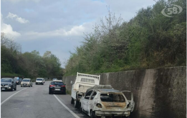 Furgone e auto bruciati abbandonati lungo la carreggiata, indagini in corso