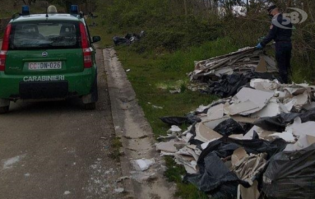Cumuli di rifiuti gettati in strada, svolta nelle indagini