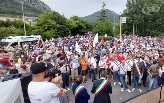 Solofra per il Landolfi, folla contro la chiusura del Pronto Soccorso
