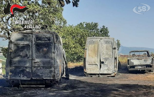 Auto e furgoni in fiamme a Bagnoli e Flumeri: s'indaga
