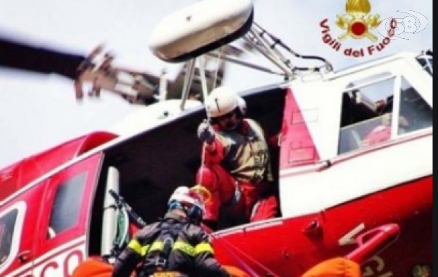 Tenta di spegnere l’incendio, 53enne trasportato in elicottero in gravi condizioni