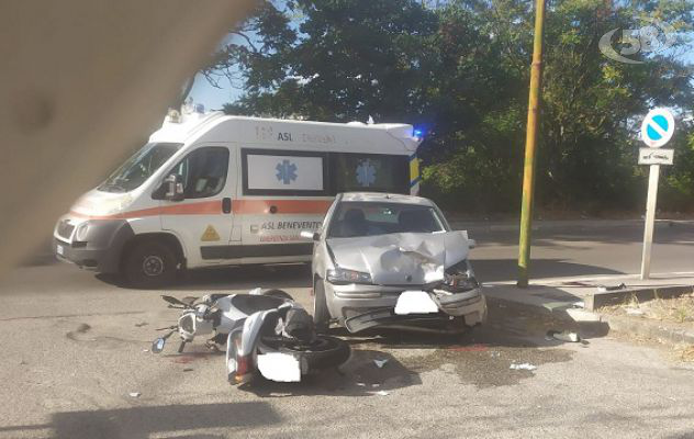 Auto contro moto, violento impatto: feriti due giovani. Un 19enne è in ospedale