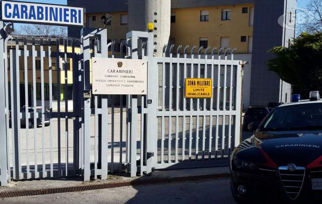 Minaccia di sparare a una donna e si scaglia contro i carabinieri: 23enne in arresto