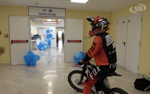 Il campione di motocross Alvaro Dal Farra al Centro per l’Autismo di Sant’Angelo /VIDEO