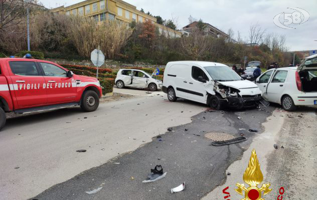 Flumeri, incidente coinvolge furgone e due auto: tre in ospedale