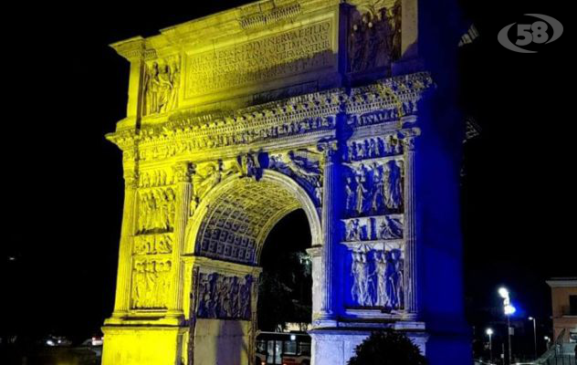Uniti nel nome dell'Ucraina, l'Arco di Traiano si illumina in segno di solidarietà