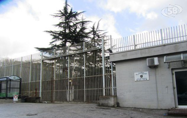 Droga e cellulari nel carcere Ariano: maxi-blitz con 100 agenti 