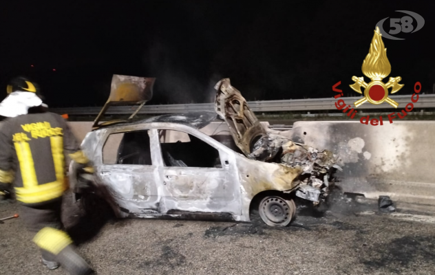 Auto sbanda e prende fuoco: due in ospedale