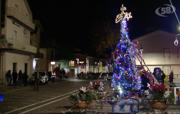 Flumeri accende l’albero di Natale: in piazza bambini e associazioni /VIDEO