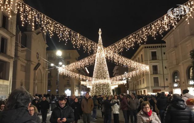Albero, luci e mercatini: Avellino punta sul Natale /VIDEO