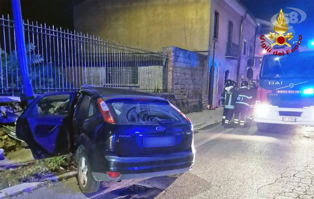 Auto sbanda e finisce contro un muro, tre giovani feriti