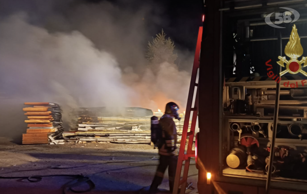 Torre Le Nocelle, deposito in fiamme: non ci sono feriti